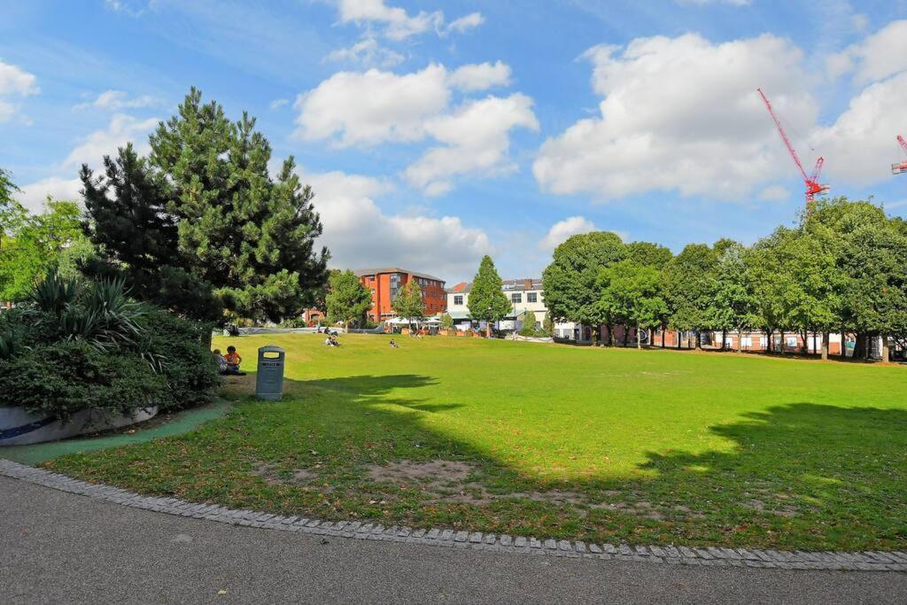 Perfectly Located City Centre Studio Apartment - West One With Free Wifi, Gym Access, Netflix Sheffield Exterior photo
